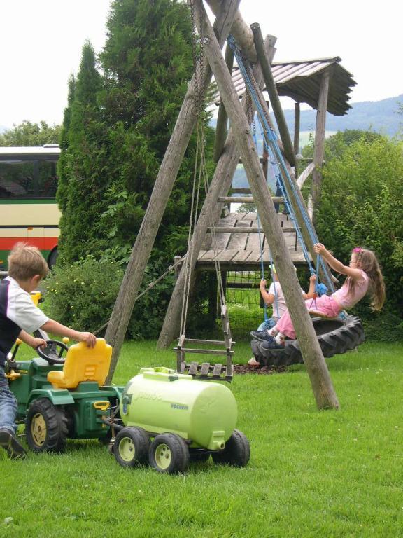 Baby- Und Kinderhof Aicherbauer Seeham Exteriör bild