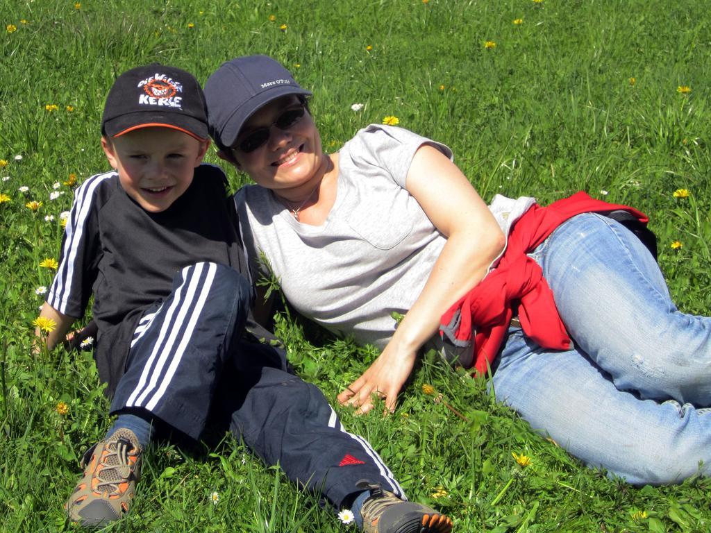 Baby- Und Kinderhof Aicherbauer Seeham Exteriör bild